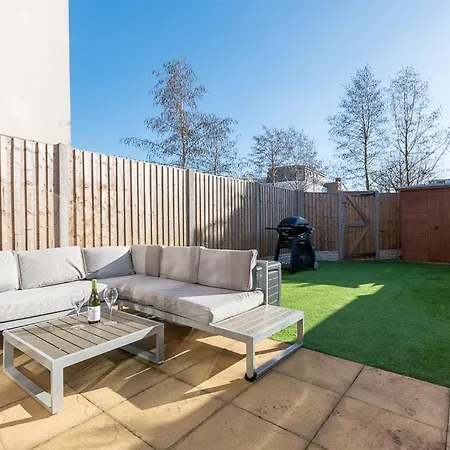 Castle Townhouse Kenilworth - Private Parking - 24 Hr Gym Access - Town Centre Apartment Exterior photo