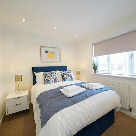 Castle Townhouse Kenilworth - Private Parking - 24 Hr Gym Access - Town Centre Apartment Room photo