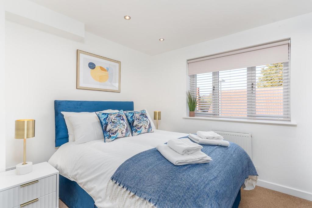 Castle Townhouse - Private Parking - 24 Hr Gym Access - Town Centre Apartment *