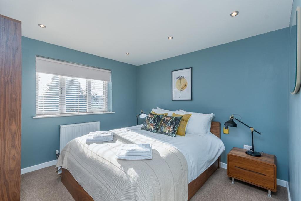 Castle Townhouse - Private Parking - 24 Hr Gym Access - Town Centre Apartment *
